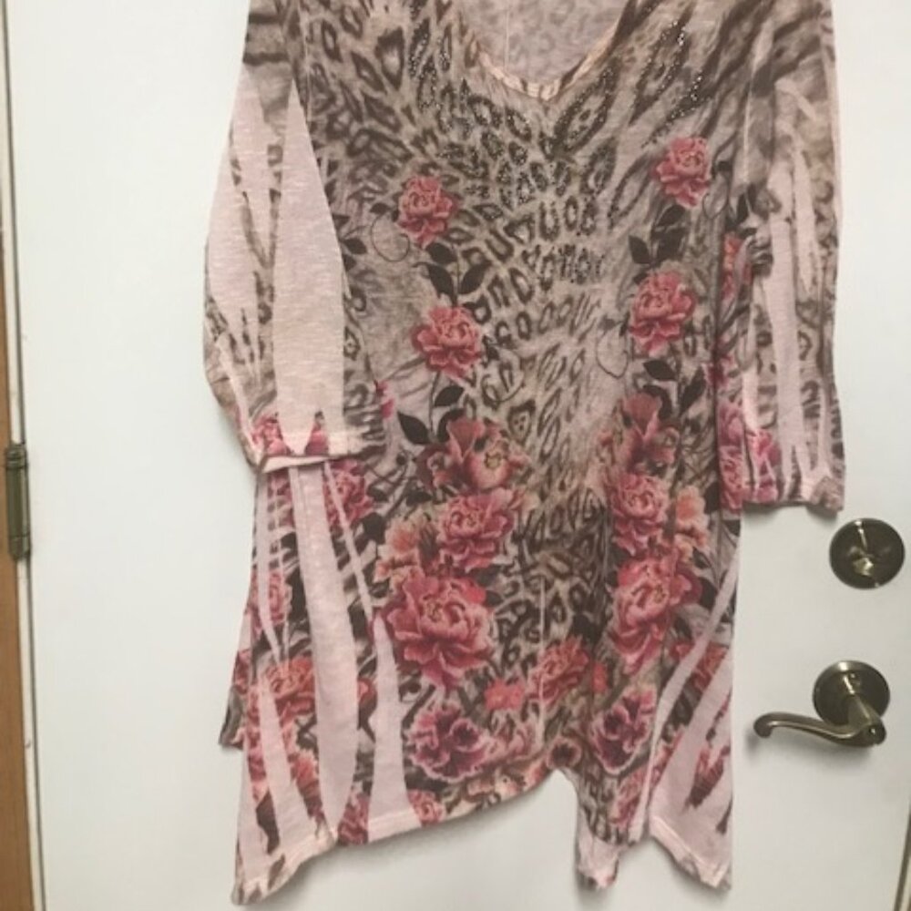 STUDIO GEN BOUTIQUE WOMENS ANIMAL PRINT/ROSE BEADED TUNIC. XL